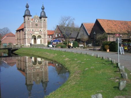 Raesfeld : Schloss Raesfeld, Schlosskapelle und rechts die Schlossfreiheit